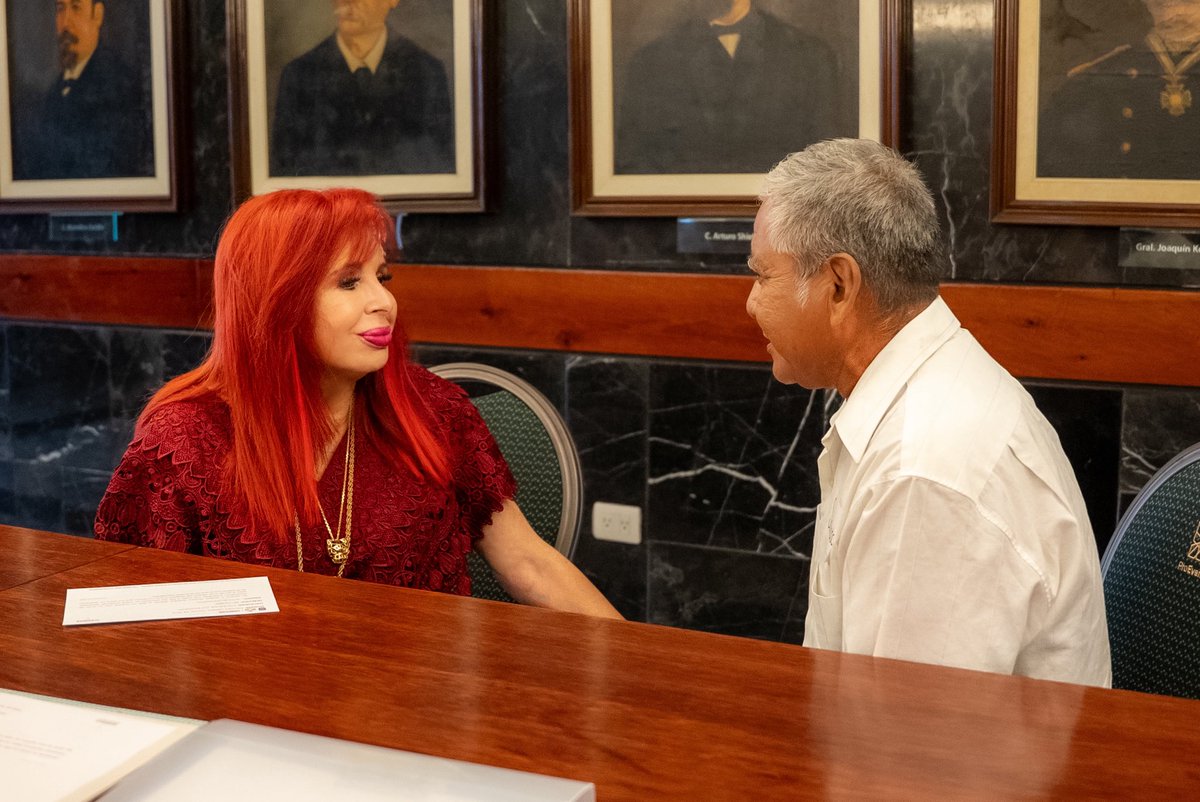 LaydaSansores's tweet photo. Cada miércoles, en Palacio de Gobierno, dedicamos las Audiencias Ciudadanas para escuchar de manera directa a nuestro pueblo.

De acuerdo a sus necesidades, los canalizamos con los distintos secretarios del gabinete para que sean atendidos ahí mismo porque sus historias se transforman en soluciones.