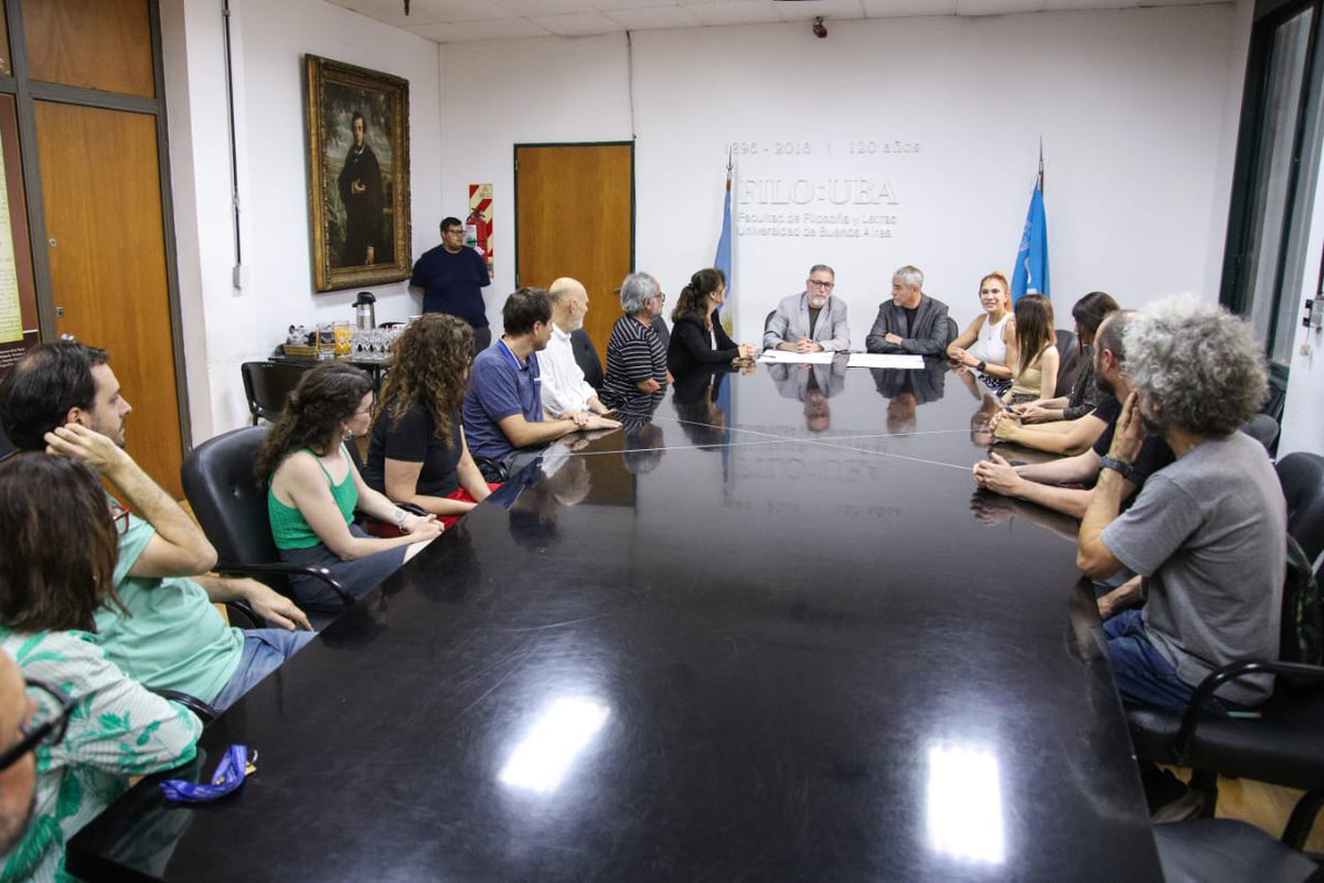 jorgeferraresi's tweet photo. ✍🏼 Renovamos el Convenio de Asistencia y Colaboración entre la Facultad de Filosofía y Letras de la UBA y @gestion_a, junto a @magdysierra y al Decano Ricardo Manetti.

Este acuerdo impulsa tareas de conservación preventiva e investigación histórica y estética sobre el fondo documental de la congregación Obreras de la Cruz y sobre los programas de mano de los cines de Avellaneda, preservados en nuestro Archivo Audiovisual Municipal. En este marco, se proyectó "Nazareno Cruz y el lobo" en el microcine de la facultad.

El proyecto lo llevan adelante investigadoras e investigadores del Instituto de Historia del Arte Argentino y Latinoamericano “Luis Ordaz” (IHAAL) y del Instituto de Historia Argentina y Americana Dr. Emilio Ravignani. Hoy nos acompañaron la coordinadora del proyecto Valeria Pedelhez y Victoria Lencina.

Las tareas de conservación y archivísticas hablan de la importancia de este convenio y del trabajo colectivo de investigación. Seguiremos realizando proyectos y colaborando en conjunto.