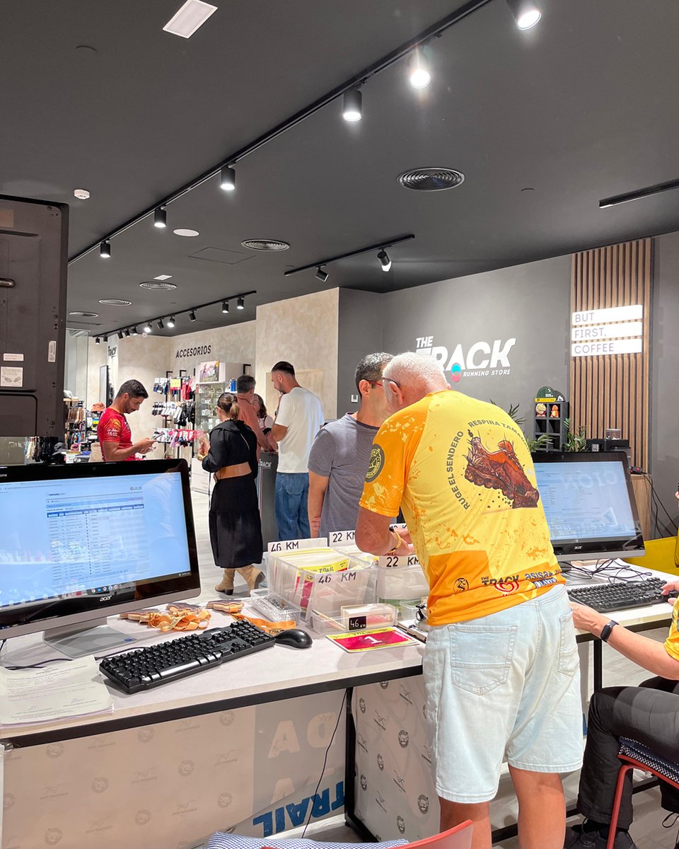 Ambiente de trail en The Track Running Store 🔥 Los corredores ya están retirando su dorsal. Recuerda los horarios:
📌 Jue 27: 10:00–13:30 / 16:30–20:30
📌 Vie 28: 10:00–13:30
📍 Arucas
Y también:
📌 Vie 28: 18:00–22:00
📍 Polideportivo Alberto Álamo, Agaete.