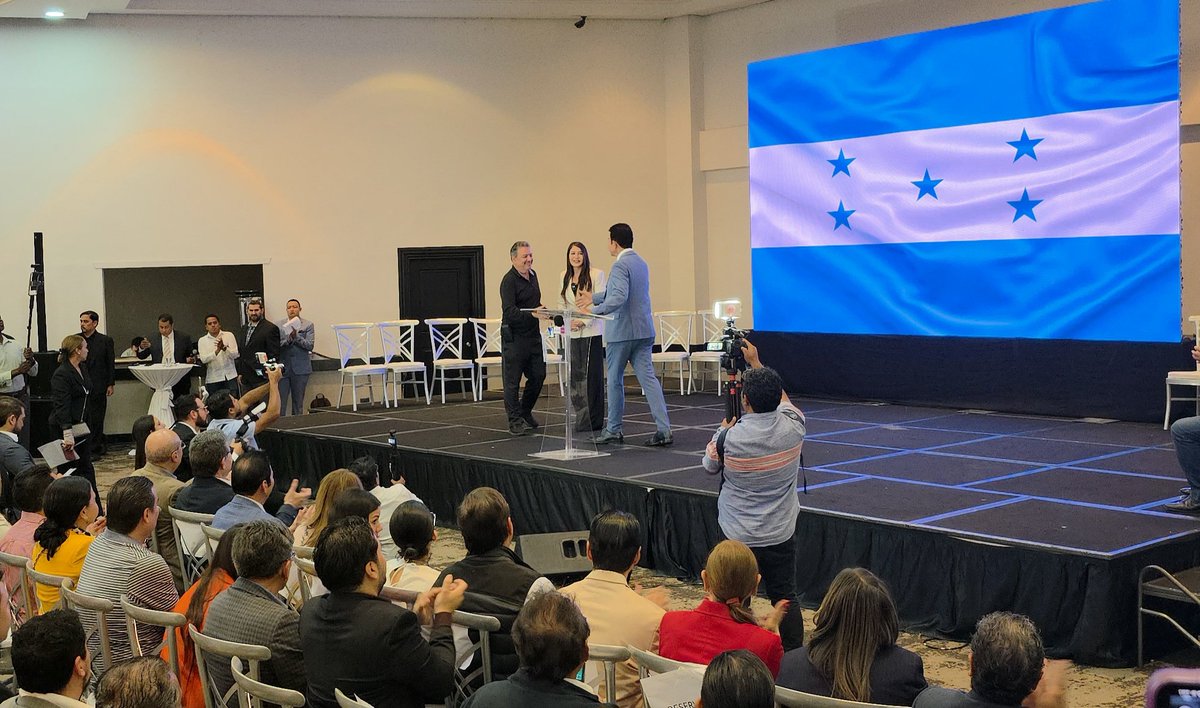SoyChanoRivera's tweet photo. Estuvimos presentes en la 𝙛𝙞𝙧𝙢𝙖 𝙙𝙚𝙡 𝙋𝙖𝙘𝙩𝙤 𝙥𝙤𝙧 𝙃𝙤𝙣𝙙𝙪𝙧𝙖𝙨, liderado por el ingeniero Salvador Nasralla. 🇭🇳✨
Cuando Honduras se une, Honduras avanza. Hoy damos un paso más hacia un país limpio, transparente y lleno de esperanza.  💪💚
#PresidenteChano #SalvadorNasralla #EleccionesGenerales2025 #Honduras