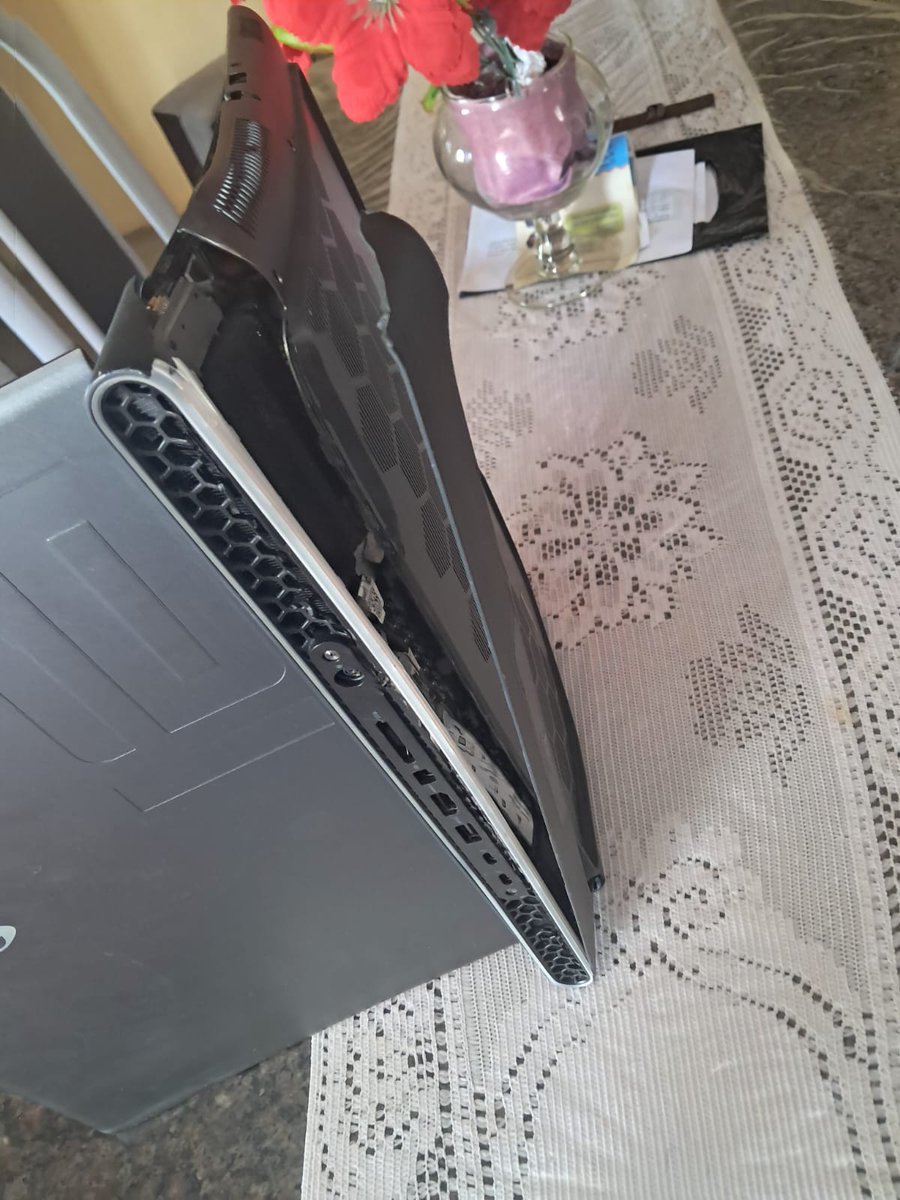 axiousnooob's tweet image. Minha tia quebrou meu notebook e por causa disso tive que quitar do osu, não consigo usar o dinheiro que guardei do trabalho porque meus pais pegaram pra usar com coisas deles, um amigo me ofereceu o pc antigo dele por 350 (frete+valor simbólico)+
