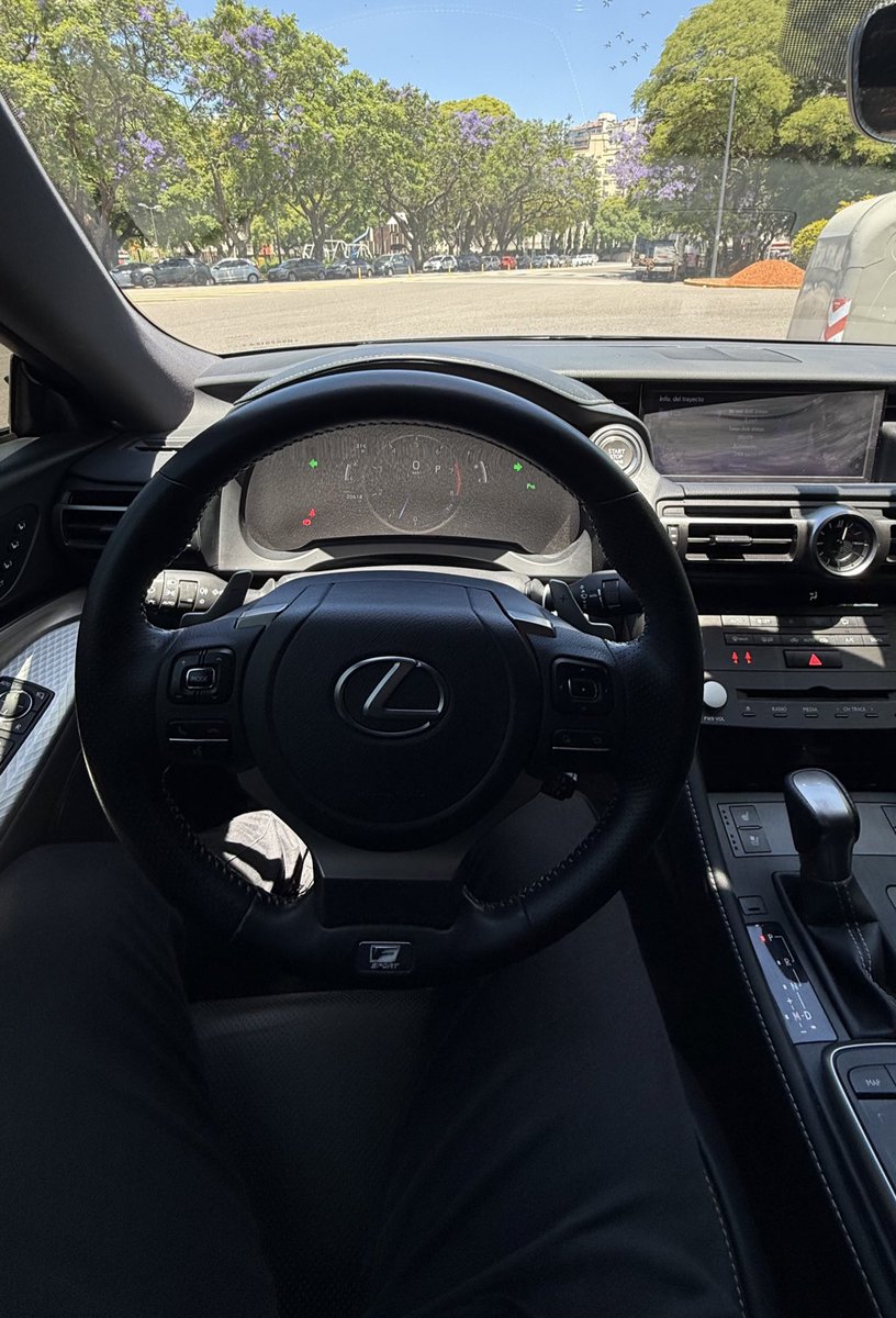 mbsfauer's tweet photo. Una lástima que Mercedes, BMW y Audi hayan vendido su alma a los chinos, haciendo interiores y tableros como si se tratase de un mero electrodoméstico.

Lexus entendió el juego: botones físicos, perillas y una pantalla de tamaño razonable que no queda fuera de contexto.

Ni hablar del reloj analógico, al mejor estilo Clase E. Una delicia.

Chapeau, japoneses 🎌🫵🏻