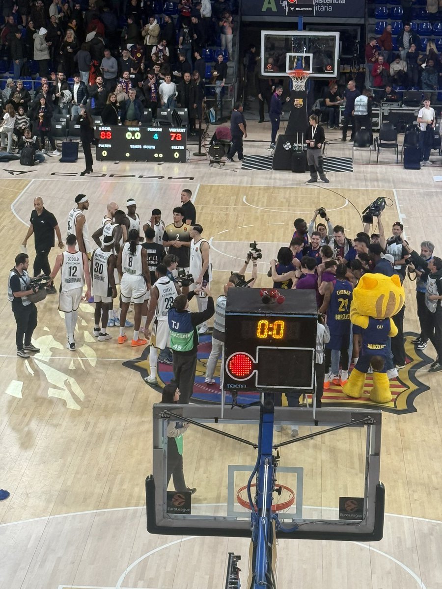 jlidon's tweet image. Això és el q té aquest Club ahir ⚽️👎, avui 🏀👍 👏👏