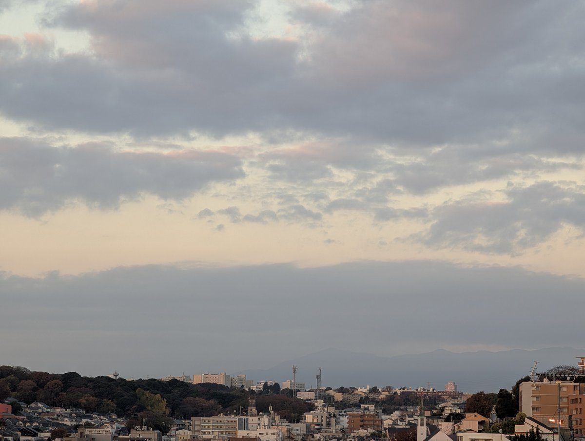 guzuppe's tweet image. 今朝は雲に阻まれ眺望はこんな感じ。さて、朝飯を食べに戻るか
#pixel9pro #corgi