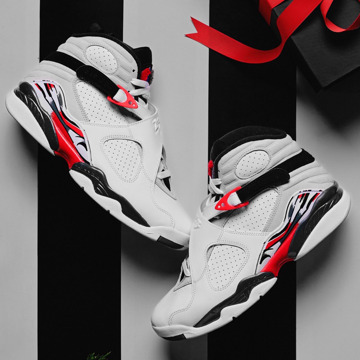 JustFreshKicks's tweet image. Foot Locker presents Gift of Greatness for December 2025 👀🎁🔥