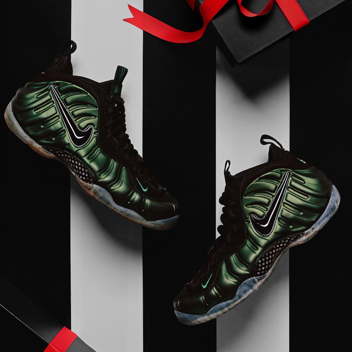 JustFreshKicks's tweet image. Foot Locker presents Gift of Greatness for December 2025 👀🎁🔥
