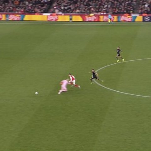 DailyAFC's tweet image. Gabriel Martinelli touches it past Manuel Neuer to tap it in to an open-goal… 💨