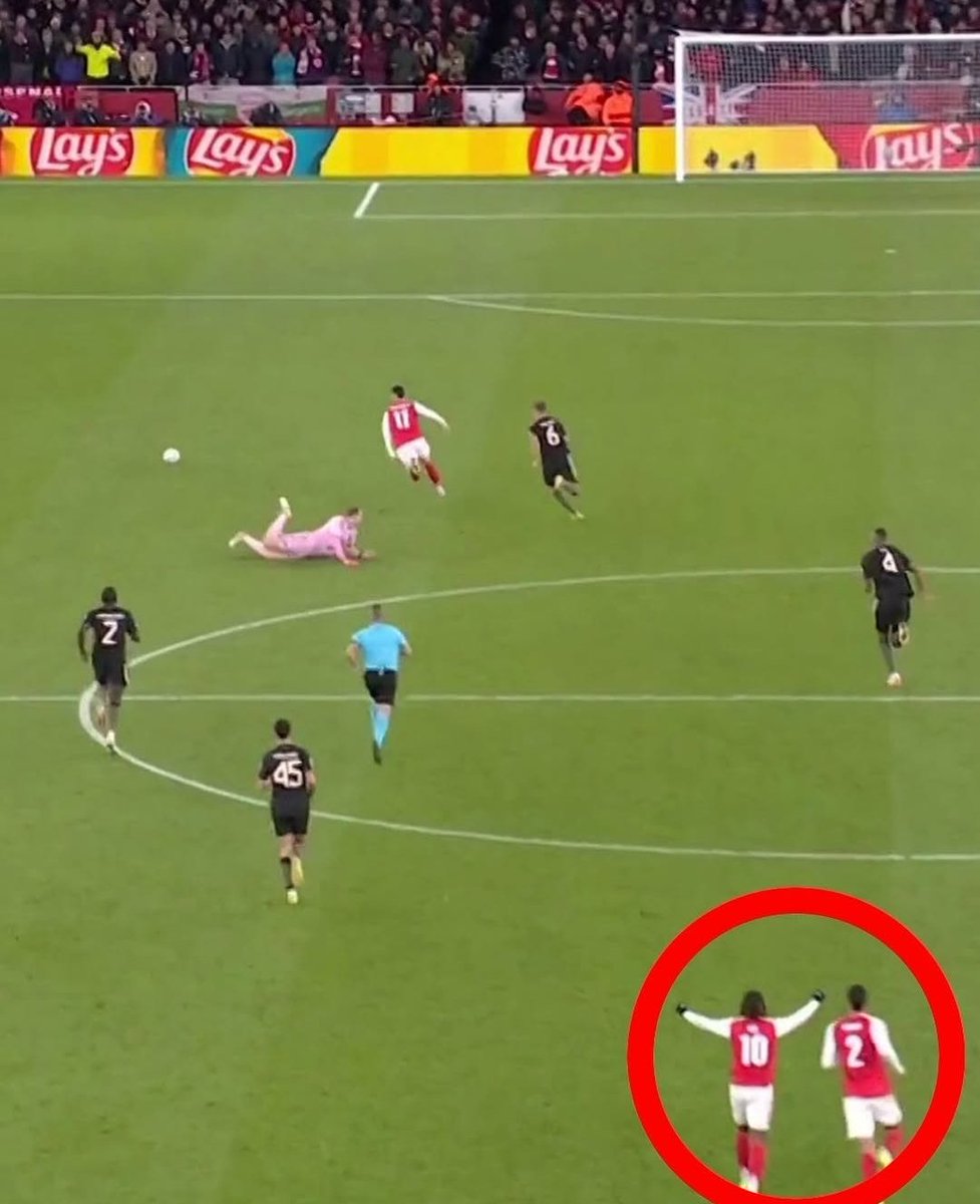 إحتفال إبريتشي قبل تسجيل الهدف بواسطة 
مارتينيلي بعد خطأ الحارس نوير 
#الارسنال_بايرن_ميونخ