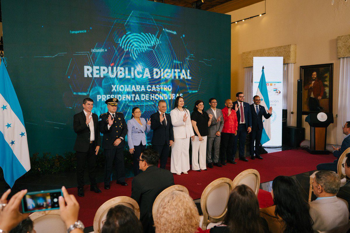 Sedenahn's tweet photo. El Gobierno de la República, hizo hoy oficialmente el lanzamiento del proyecto “República Digital”, una plataforma que simplifica procesos, reduce el tiempo y acerca los servicios del Estado a la población.

En representación de la Presidenta de la República, Xiomara Castro, el evento fue presidido por la Ministra de la Presidencia, Sarahí Cerna acompañada por el Viceministro de Defensa Nacional, Orlando Garner Ordóñez el Director de Gestión por Resultados, Marcio Sierra, miembros del Consejo de Ministros y del Cuerpo Diplomático.

República Digital es Identidad Nacional Digital y Billetera Electrónica Digital del Estado, funcionará de forma sencilla en los teléfonos celulares de los hondureños y permitirá que cada ciudadano cuente con una credencial única, segura e interoperable, vinculada biométricamente a las bases oficiales del Registro Nacional de las Personas y Migración.

Con este avance operado por la Dirección de Gestión por Resultados #DIGER, Honduras, es el primero en integrar niveles avanzados de seguridad, verificación, y credenciales verificables basadas en estándares internacionales.