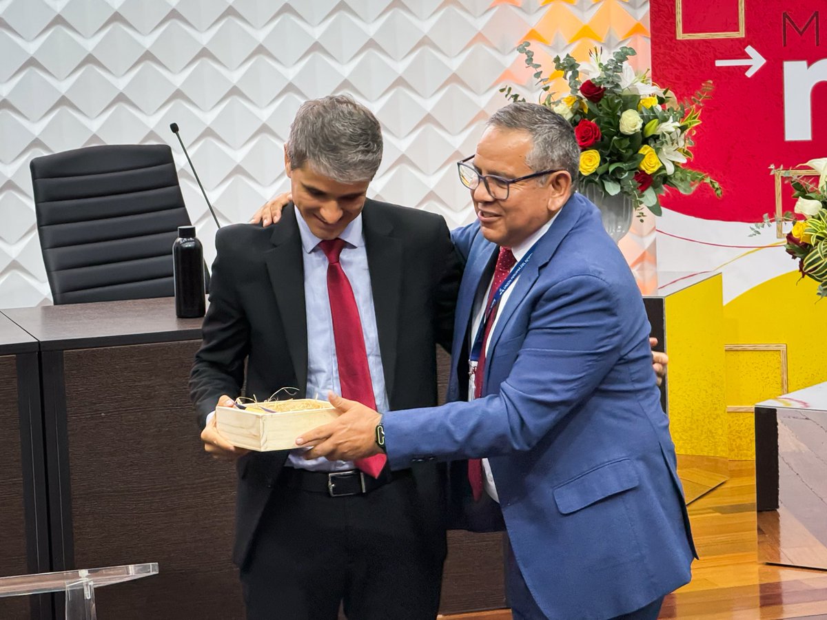 AdventistasUPN's tweet photo. 🙏 Gracias, Pr. Jason Rosa, por su liderazgo y dedicación como departamental de Publicaciones UPN.
Dios ha usado su servicio… y también lo guiará en los nuevos desafíos que vienen. 🙌🏼
#ConcilioAnualUPN #IntegradosEnMisión #UPN https://t.co/q3dyK8KP2r