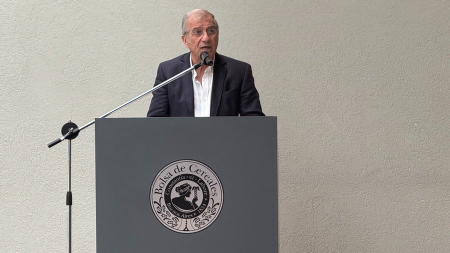 GalindezM3's tweet photo. "Si estamos en la misma actividad, tenemos que pagar los mismos impuestos. Necesitamos ambiente apto para competir lealmente, sin privilegios impositivos ni mecanismos de percepción de dudosa legalidad", dijo, con la mira en las cooperativas, el titular de @acopiadores, @fernirivara , en el brindis de fin de año de la entidad