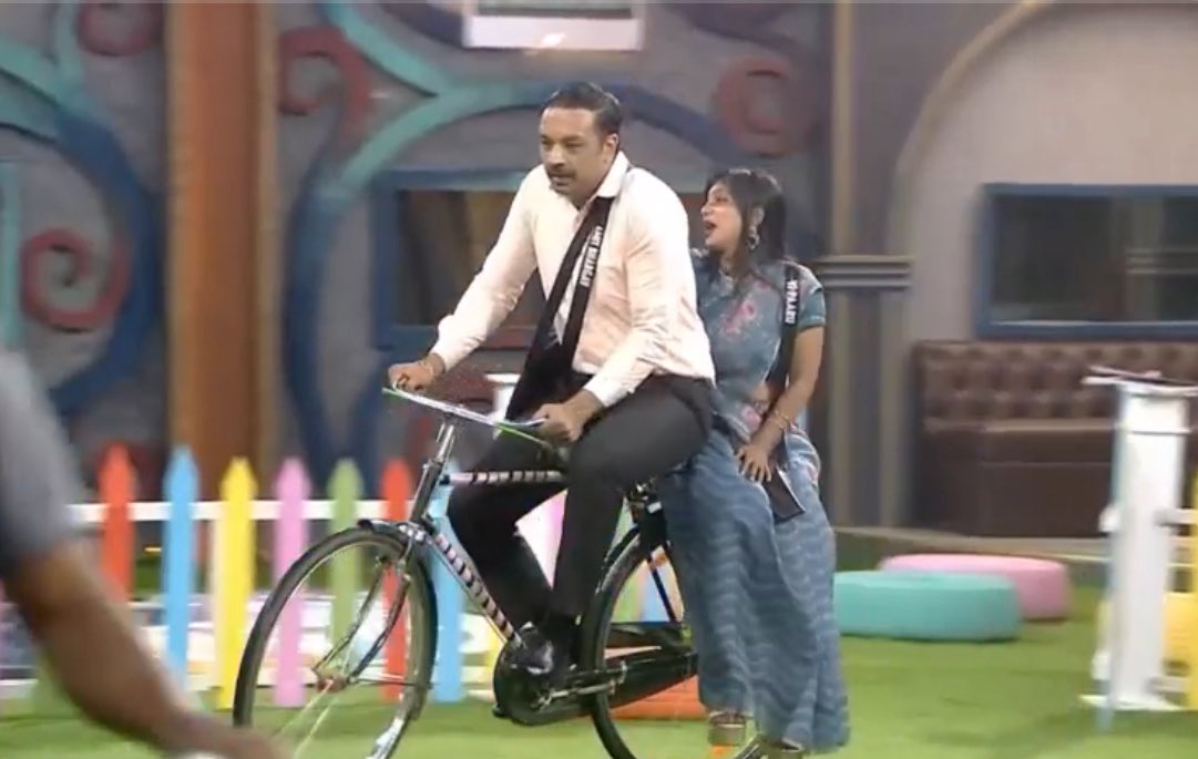 anjaliagarwal55's tweet photo. Ama dhane @VijaySethuOffl sir? #WardenVasanthi and #Dharmalingam rocked Bee Bee School
#BiggBossTamilSeason9
#BiggBossTamilSeason9 https://t.co/obem2iCfv8