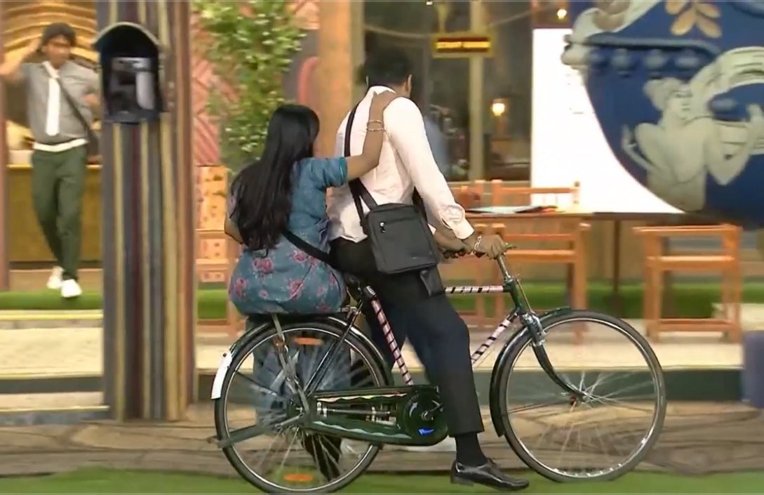 anjaliagarwal55's tweet photo. Ama dhane @VijaySethuOffl sir? #WardenVasanthi and #Dharmalingam rocked Bee Bee School
#BiggBossTamilSeason9
#BiggBossTamilSeason9 https://t.co/obem2iCfv8
