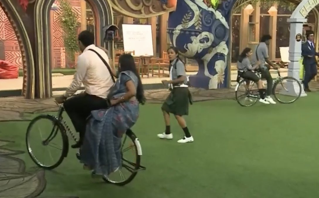 anjaliagarwal55's tweet photo. Ama dhane @VijaySethuOffl sir? #WardenVasanthi and #Dharmalingam rocked Bee Bee School
#BiggBossTamilSeason9
#BiggBossTamilSeason9 https://t.co/obem2iCfv8