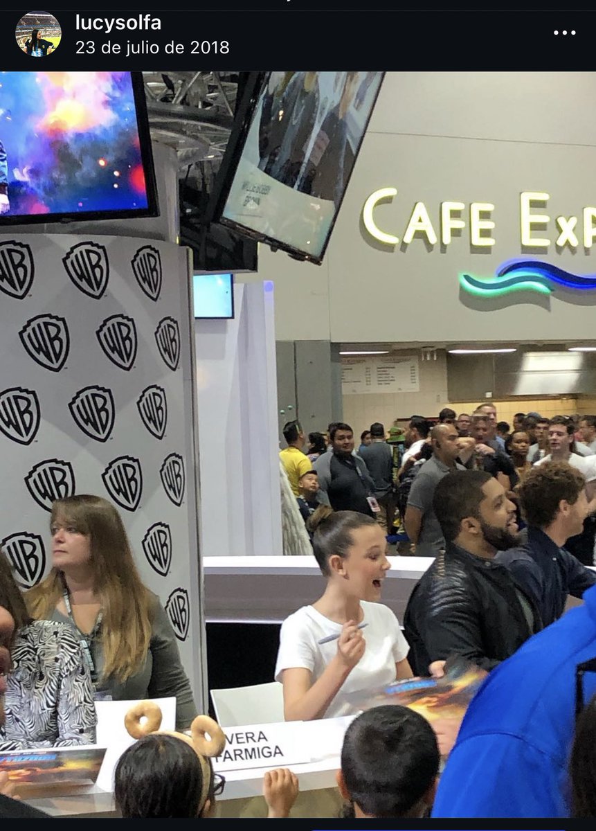 lucysolfa's tweet image. Storytime cuando me crucé con Eleven en San Diego, firmando autógrafos para poder comprarse unos Eggo en el Target de la esquina.