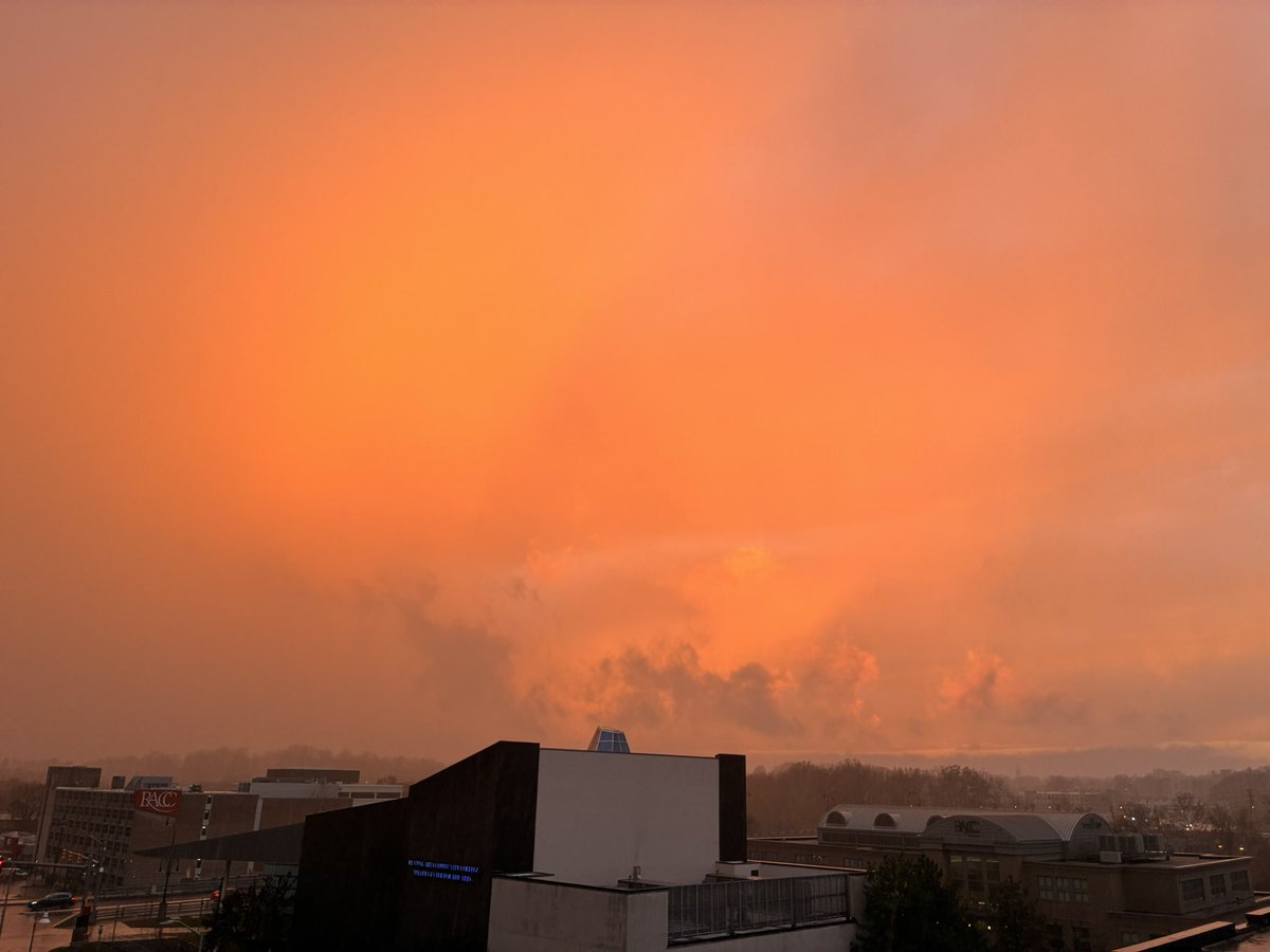 kevinfitz1's tweet image. Sunset through the storm clouds in #ReadingPA #pawx #sunset