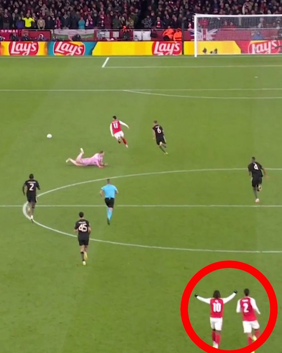 DailyAFC's tweet image. Eberechi Eze celebrating Arsenal’s third goal, before Gabriel Martinelli had even put it in the back of the net… 😅🕺