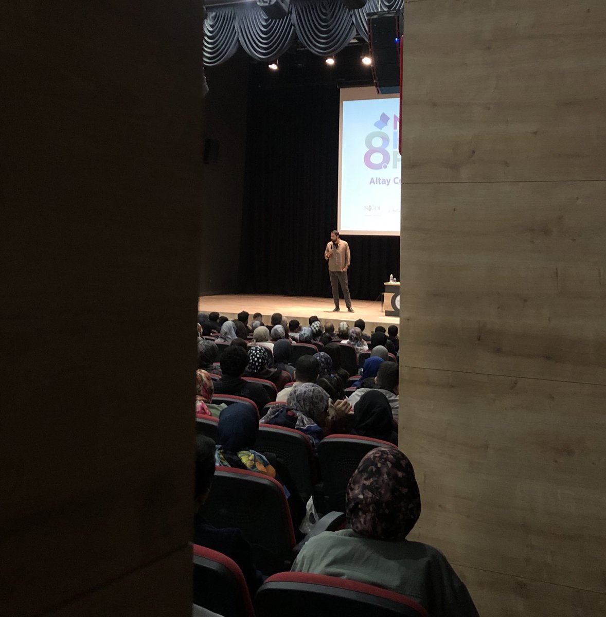 Bugün gittik. Yarın olsa yine gideriz neden biliyo musunuz? Çünkü bu adam dar görüşlü değil. Bize ufku geniş bilge kişiler lazım. Biz gittiği yerlerde günah çetelesi tutulmayan hatta özüyle düşman dönmeyeceği ortamlarda var olmak istiyoruz. Fanatiktik değil, ortak noktada..