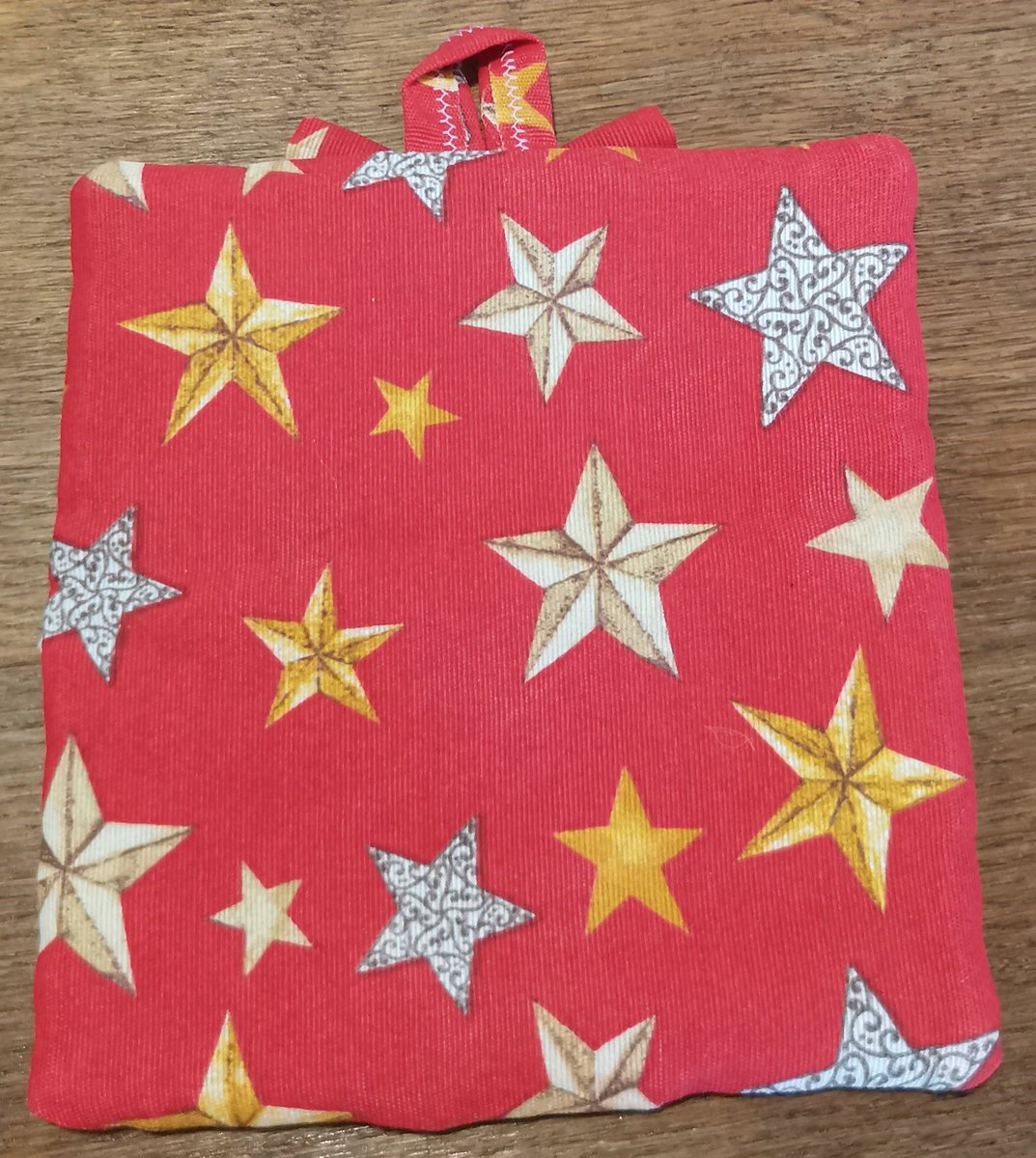 creativitadicla's tweet photo. Presina rossa come una festa d’inverno, adornata da stelle: rosse come fuoco, gialla come luce. Un piccolo frammento di calore ricamato a mano a punto croce per la cucina. https://t.co/gNdhUBhQxJ