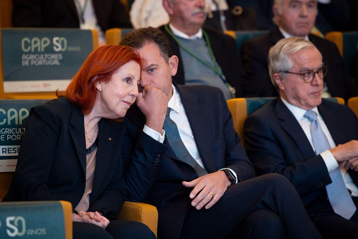 ambiente_pt's tweet photo. 🇵🇹🤝 A Ministra do Ambiente e Energia e o Ministro da Agricultura e Mar acompanharam o Primeiro-Ministro na sessão de encerramento dos 𝟓𝟎 𝐚𝐧𝐨𝐬 𝐝𝐚 𝐂𝐀𝐏. 

📸 Sara Matos / MAEN
#CAP50Anos #Agricultura #Florestas https://t.co/lFehkuZJUA