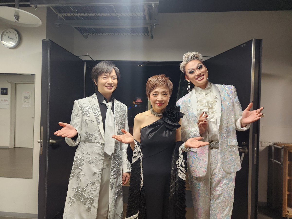 glittercloud12's tweet photo. 「クミココンサート2025
人生は美しい、シャンソンティックな歌たち」今年もシャンソン歌手 クミコさんの北海道専属ヘアメイク を担当させていただきました。昨年に続き、ゲストの竹島宏さん、ドリアンロロブリジーダさん にも再会できて嬉しかったです✨また来年お会いできるのを楽しみにしています。 https://t.co/BWGPkzxzbu