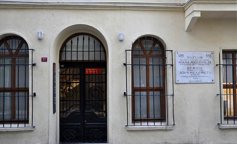 ozgurdenizadali's tweet photo. koleranın pençesinde 1855'in yağmurlu 26 kasımında sessiz sedasız tarlabaşı'ndaki rutubetli evinde hayata gözlerini yumdu... #adammickiewicz
doğmuşum kölelik içinde,
zincire vurulmuşum daha beşikte.
selam sana istikbalin fecri,
ardından doğacaktır, hürriyet güneşi. https://t.co/AvLbuDTxxl