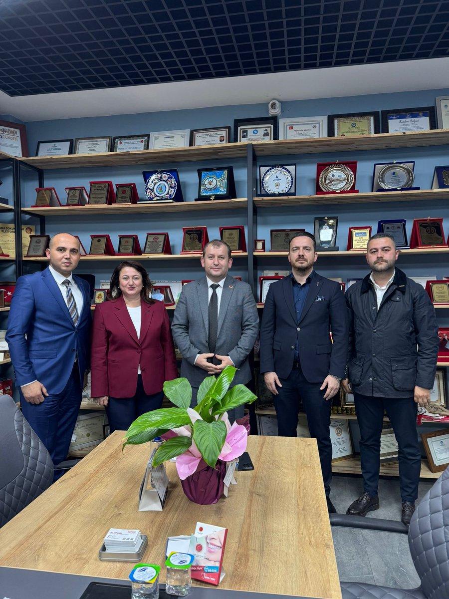 👉🏿 @AnahtarParti Genel Merkez MYK Üyesi ve Yerel Yönetimler Başkan Yard Sn.<a href="/nigarayyildiz/">nigar ayyıldız</a>,İstanbul İl Başkan Yard Sn.Yaşar Asıltürk ile Bahçelievler İlçe Başkan Yard Sn. Ahmet ve Sn.Selim Yeşilyurt #TÜMMUHTASEN Bşk <a href="/selamiaykut/">Selami AYKUT</a>’a ziyarette bulundu.
Nazik ziyaretlerine Teşekkürler