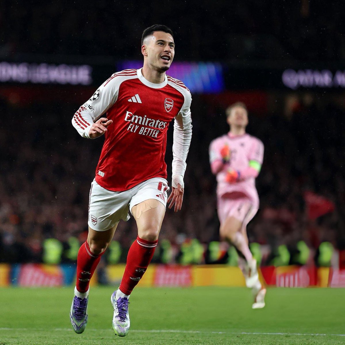 FT: Arsenal 3-1 Bayern Munchen. 

Arsenal akhirnya bisa menang melawan Bayern munchen setelah 10 tahun lamannya. Dan lebih indahnya lagi, kemenangan ini diraih melawan Bayern super team alias ketika tim asuhan Kompany ini lagi on fire2nya. And… ARSENAL BELUM TERKALAHKAN DI UCL!