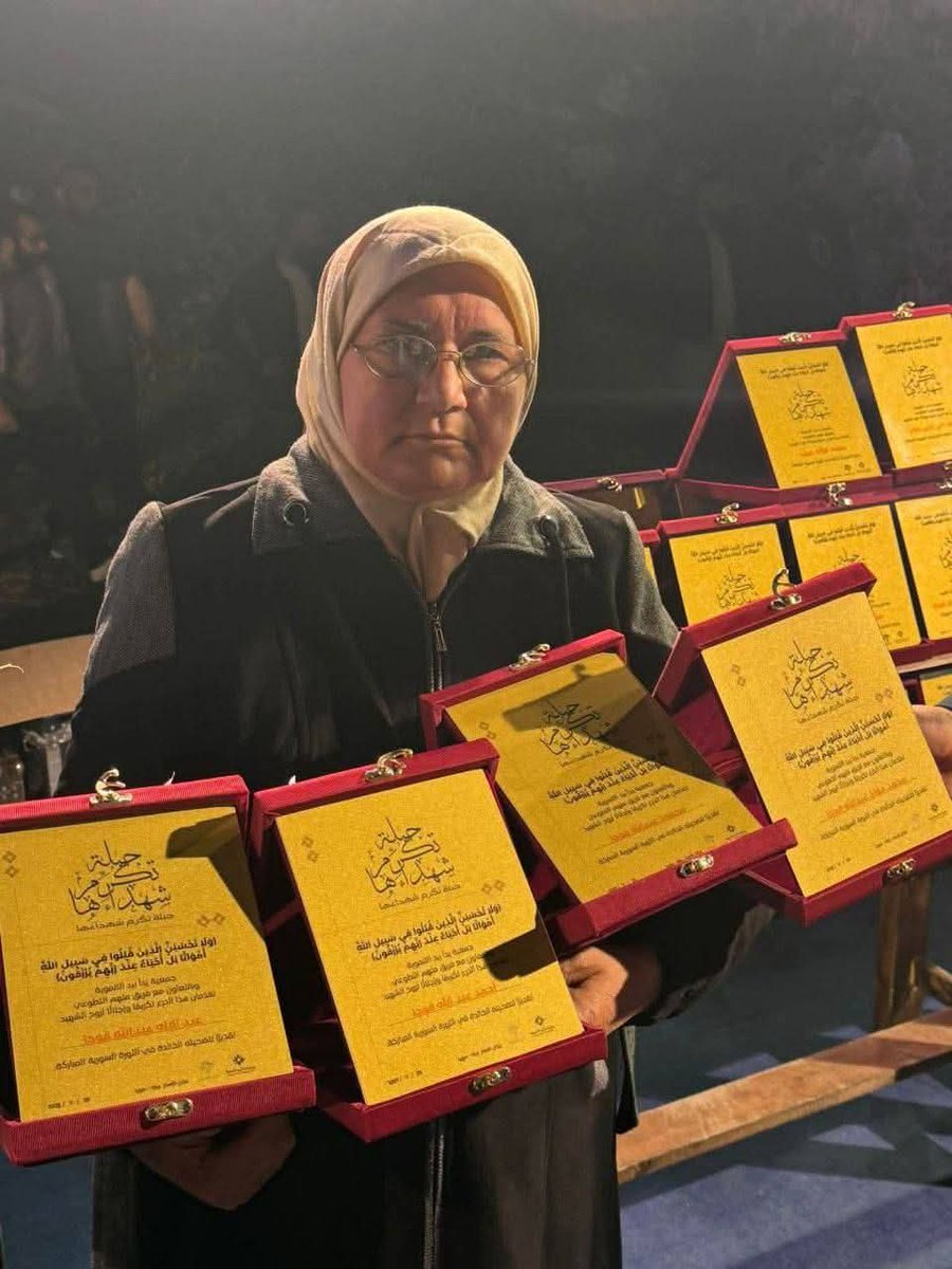 jokerfr25's tweet image. في فعالية جبلة تكرم شهداءها اليوم.
هذه الأم صعدت للمسرح أربع مرات
تسلّمت دروع تكريم باسم أبنائها الأربعة الشهداء الذين قُتلوا تحت التعذيب. 💔