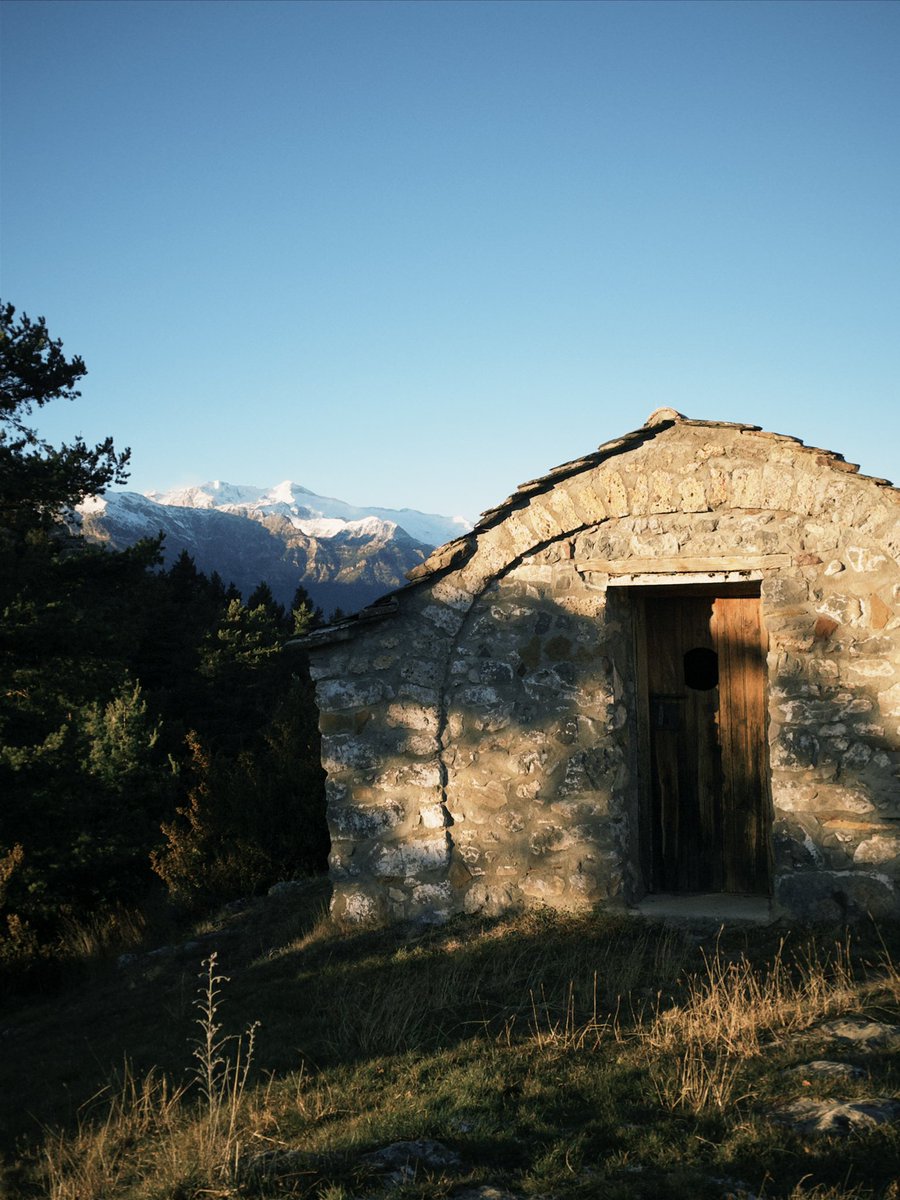 Aquesta tarda a l’Església de Sant Cristófol, Bissaürri. El massís del Posets de fons ventejat.