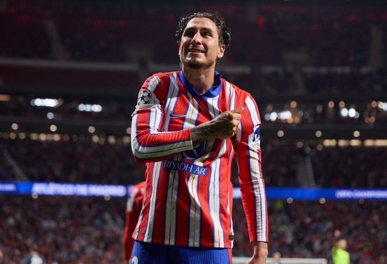 El partido de José María Giménez merecía un final como este.

Defensa de área excelente, ejerciendo como el líder que necesita este Atlético de Madrid.

Lo corona con un remate sensacional. Cuando está sano, hay muy pocos por encima del uruguayo.