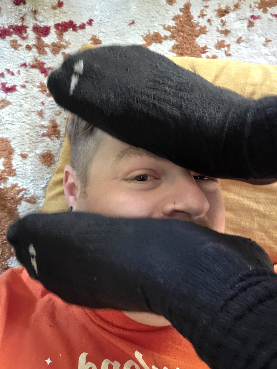 alpha_cap93's tweet image. Working overnight kind of sucks 😪 but that meant I was free today to hang out with @MasterJ_inLA and massage his smelly feet. Pic of me quietly serving as a foot rest during his work meeting.