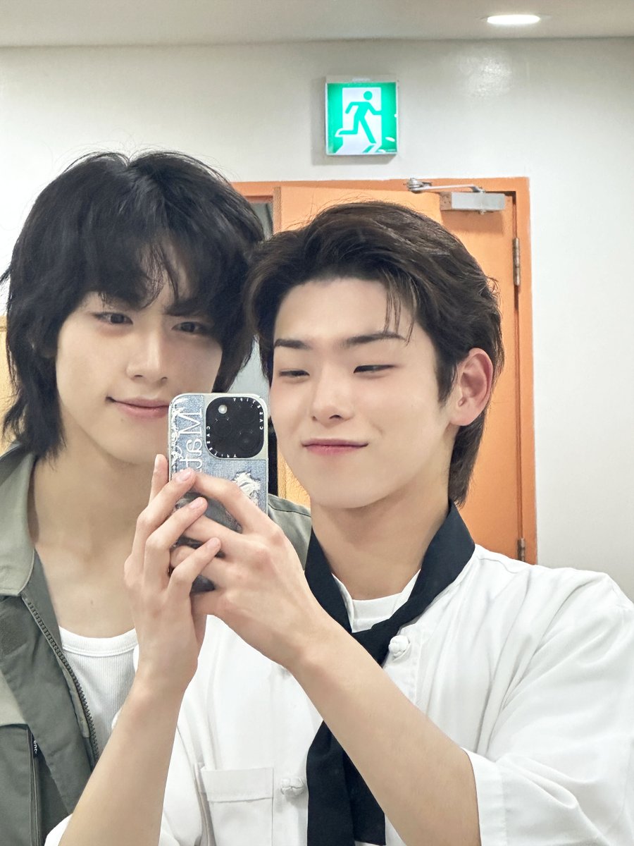 TEAM82MAJ0R's tweet photo. 1 year ago on Weverse, Dogyun uploaded these selfies with Seokjoon πΉπ±
#Wayback_82 #PARKSEOKJOON #KIMDOGYUN https://t.co/zRlT9CbYWl