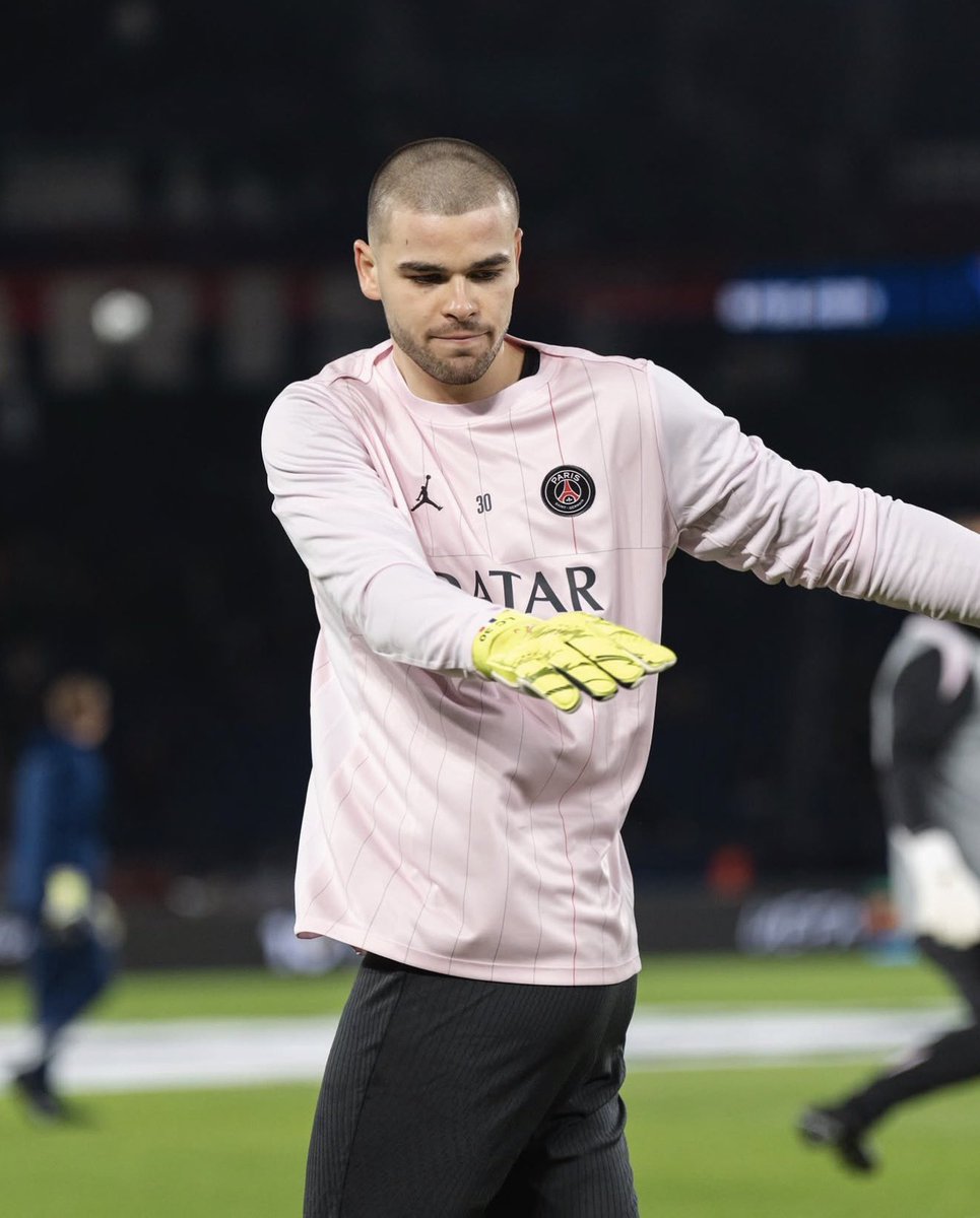 📊 Lucas Chevalier contre Tottenham 🏴󠁧󠁢󠁥󠁮󠁧󠁿c’est: 

🧤| 1 arrêt (-0,35 buts évités) 
❌| 3 buts encaissés (2,65 xGot subis)
👊🏻| 1 renvoi des poings 
👋🏻| 3 relances à la main 
🎯| 18/27 passes réussies (67%)
💫| 3/12 longues passes réussies (25%)
⚽️| 33 touches de balle 

#PSGTOT