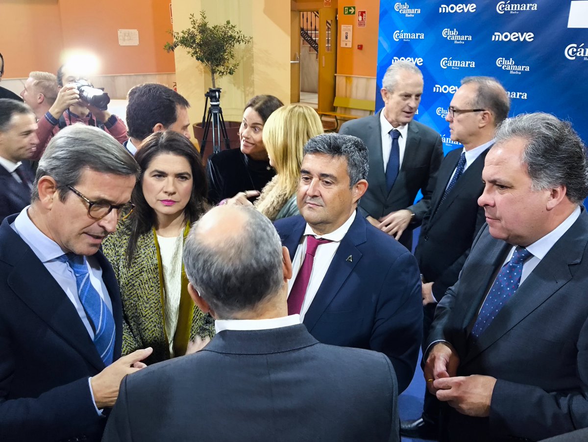 El consejero de <a href="/IndustriaAnd/">Consejería de Industria, Energía y Minas</a>, <a href="/ParadelaJSr/">Jorge Paradela</a>, asiste en la <a href="/UniHuelva/">Universidad de Huelva</a> a La Noche de la Economía, de Cámara Comercio Huelva y <a href="/MoeveGlobal/">Moeve</a>, que recibió la Medalla de Oro y USISA el premio Plus Ultra. Asistieron delegados <a href="/jmcorreareyes/">jose correa</a>, <a href="/lu_nunez/">Lucía Núñez Sánchez</a>, <a href="/HerreraVidarte/">Teresa Herrera Vidarte</a>  y <a href="/jcdcsanjuan/">Juan Carlos Duarte</a>