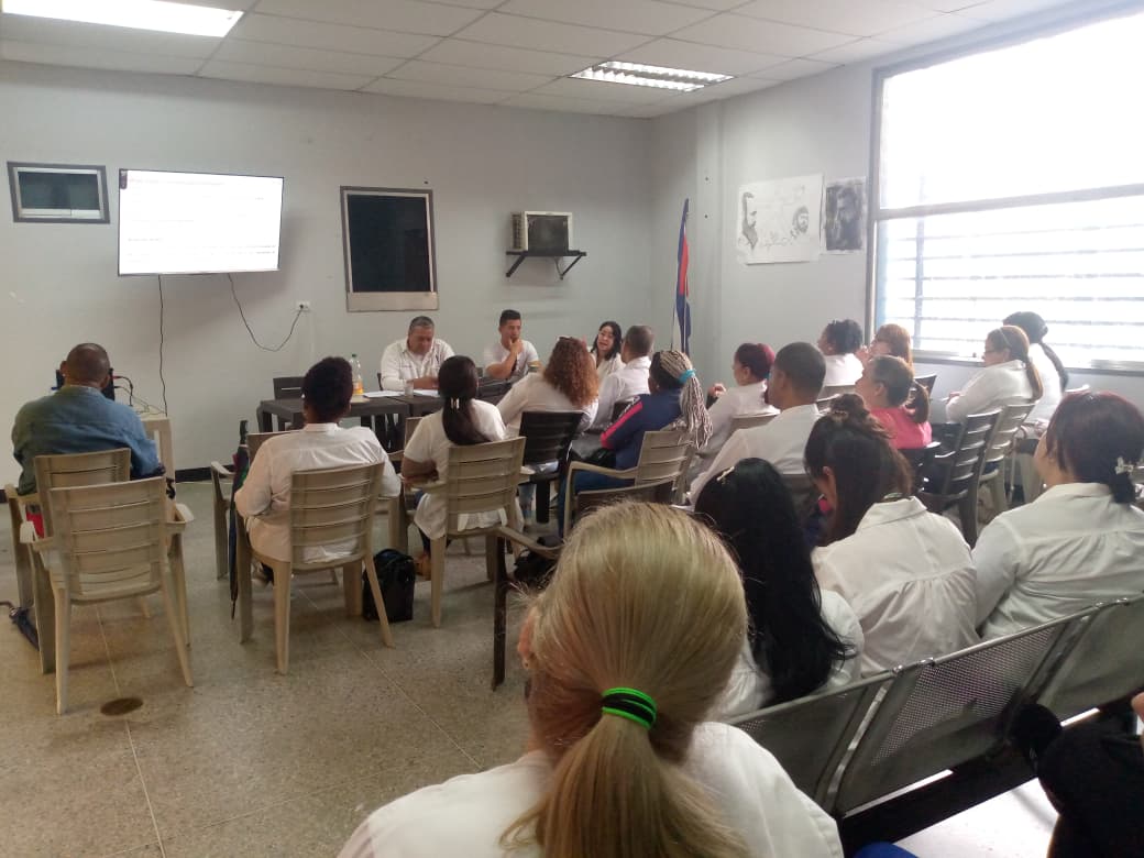 El Dr. Diego Julián Álvarez Dopazo lideró la reunión de Jefes de Brigada de los CDI de la Región Metropolitana.

Se evaluaron indicadores y se definieron estrategias de trabajo para seguir garantizando un servicio de excelencia al pueblo.

#CubaPorLaVida