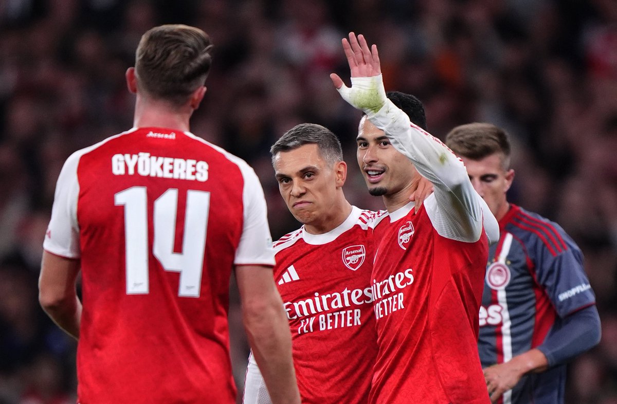 ActuFoot_'s tweet photo. 🚨 𝗔𝗥𝗦𝗘𝗡𝗔𝗟 𝗘𝗦𝗧 𝗟𝗘𝗔𝗗𝗘𝗥 𝗗𝗘 𝗟𝗔 𝗣𝗛𝗔𝗦𝗘 𝗗𝗘 𝗟𝗜𝗚𝗨𝗘 𝗗𝗘 𝗟𝗜𝗚𝗨𝗘 𝗗𝗘𝗦 𝗖𝗛𝗔𝗠𝗣𝗜𝗢𝗡𝗦 𝗘𝗧 𝗗𝗘 𝗣𝗥𝗘𝗠𝗜𝗘𝗥 𝗟𝗘𝗔𝗚𝗨𝗘 !!! 🥇❤️🤍

Quelle équipe. 🤯 https://t.co/8H2rw7AKY3