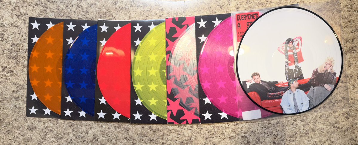 brookejetblkhrt's tweet image. Everyone’s a Star Vinyl Variants:

Orange Glitter
Blue Glitter 
Pink Glitter (UK Version)
Yellow Glitter
Ultra Clear Glitter
Pink Glitter (US Version) 
Picture Disc

@5SOS