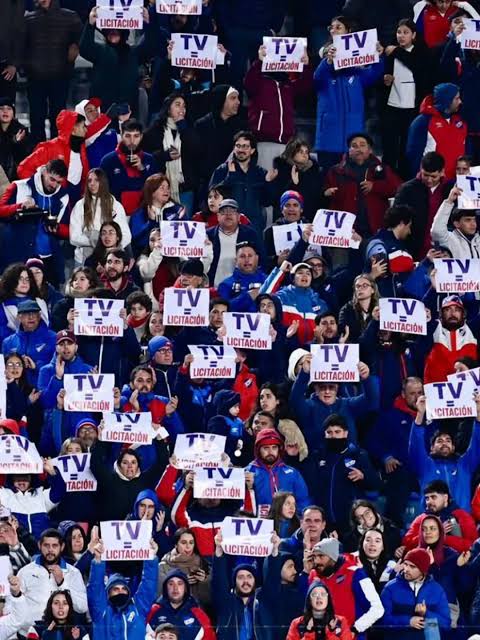 PasionTricolor1's tweet image. 54 millones de dólares por año para el fútbol uruguayo.

Y Pensar que Ruglio y su sistema alcahuete decían que nadie iba a ofrecer nada y  que había que agarrar la $ que ofrecía T (U$S25 millones) 

RUGLIO EN LA HISTORIA NEGRA DEL FÚTBOL URUGUAYO.

NACIONAL del lado correcto 👊🏼