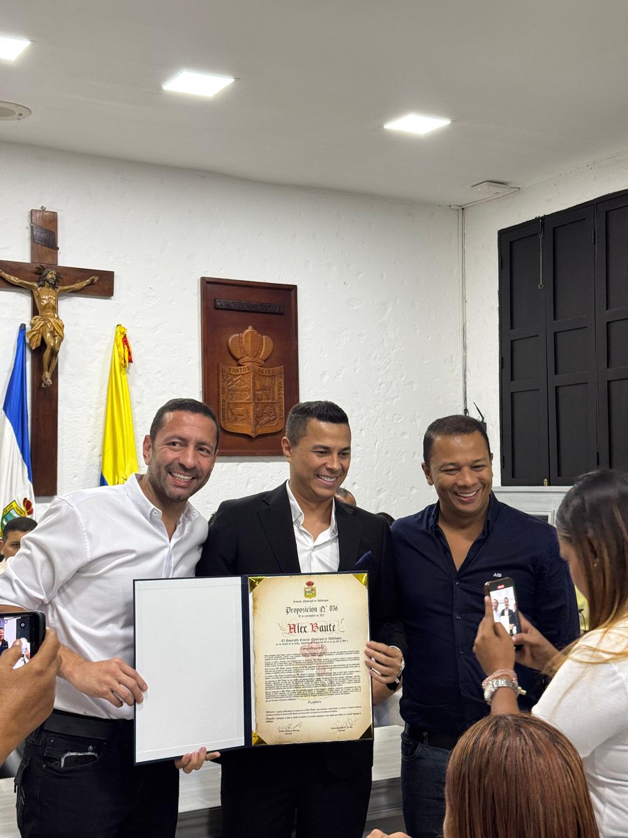 "Este reconocimiento es de años de sacrificio más de 15 años, pero este se lo dedico a mi papá que siempre me apoyó y que está en el cielo, mi tío Omar Geles", manifestó el diseñador valduparense, Alex Baute.