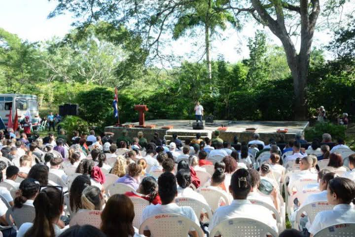 📚 Desde Limones Cantero, #Trinidad, se les rindió homenaje con flores, compromiso y gratitud.  
Manuel y Pedro no murieron: se multiplicaron.
#CubaViveEnSuHistoria 
#SanctiSpíritusEnMarcha
<a href="/DiazCanelB/">Miguel Díaz-Canel Bermúdez</a> <a href="/DeivyPrezMartn1/">Deivy Pérez Martín</a> <a href="/PartidoPCC/">Partido Comunista de Cuba</a> <a href="/DrRobertoMOjeda/">Dr. Roberto Morales Ojeda</a> <a href="/MMarreroCruz/">Manuel Marrero Cruz</a>