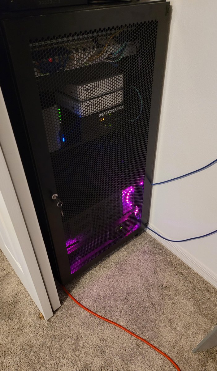 0xFFB3's tweet photo. ive created space in my bedroom for a server for manual hosting simply by replacing my wardrobe with a dirty laundry basket and a clean laundry basket !

completely erasing the need for clothing storage , now i can host directly in the nearest point to my computer , and run linux https://t.co/DJIm5CCuDl