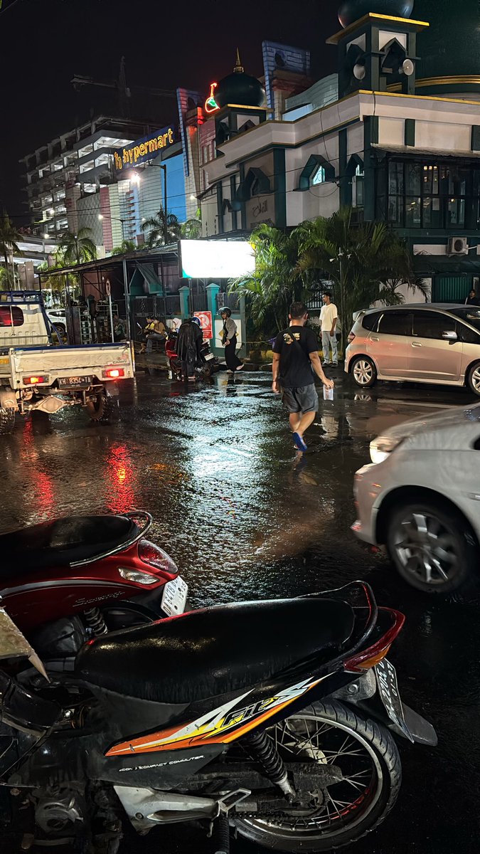 eitherwayimg's tweet photo. @KucengTerbanggg Senja di desa.      dan Malam di kota. https://t.co/F8HZuKmHMz