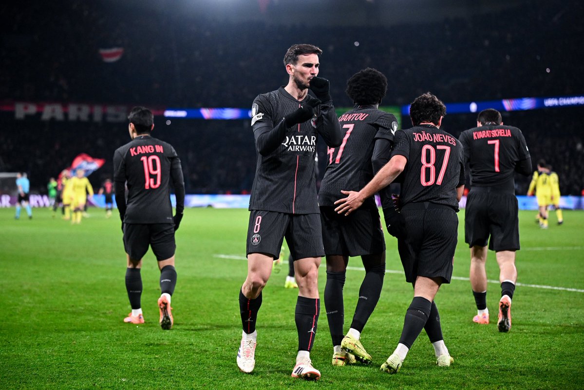 ActuFoot_'s tweet image. 🚨 RECORD ! 𝗟𝗘 𝗣𝗦𝗚 𝗗𝗘𝗩𝗜𝗘𝗡𝗧 𝗟𝗘 𝗖𝗟𝗨𝗕 𝗔𝗬𝗔𝗡𝗧 𝗟𝗘 𝗣𝗟𝗨𝗦 𝗗𝗘 𝗩𝗜𝗖𝗧𝗢𝗜𝗥𝗘𝗦 𝗗𝗔𝗡𝗦 𝗟’𝗛𝗜𝗦𝗧𝗢𝗜𝗥𝗘 𝗗𝗘 𝗟𝗔 𝗟𝗗𝗖 𝗦𝗨𝗥 𝗨𝗡𝗘 𝗔𝗡𝗡𝗘́𝗘 𝗖𝗜𝗩𝗜𝗟𝗘 !!! ❤️💙

13 VICTOIRES. ✅ 

Le précédent record était détenu par le Bayern en 2001 et le…