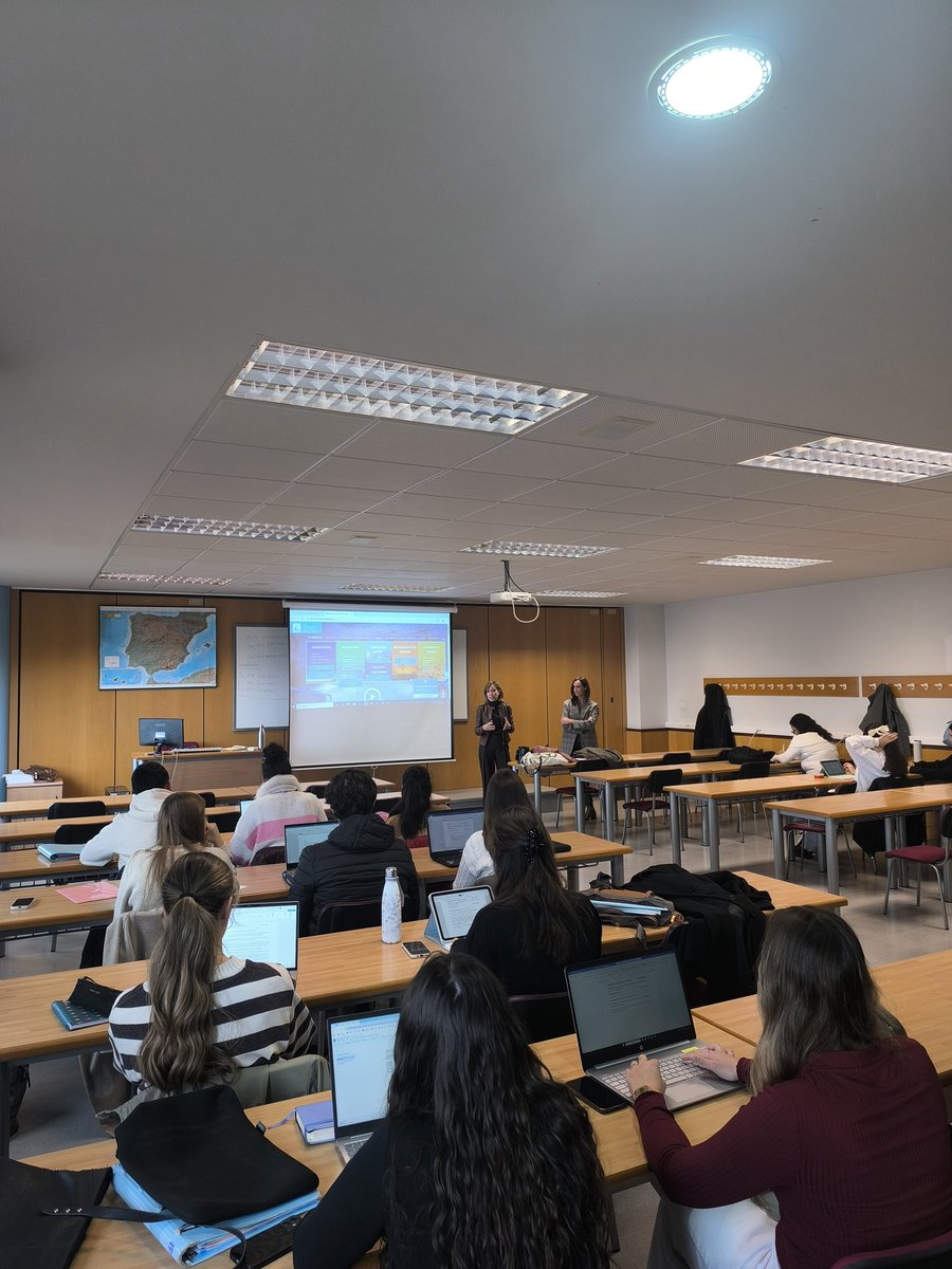 Hoy hemos recibido a dos exalumnas que hoy dirigen el Balneario de Puente Viesgo y el Hotel Rhin Garden. Hablaron de gestión hotelera, venta directa, marketing, innovación y tecnología aplicada al cliente. Una sesión clave para entender hacia dónde evoluciona el sector. 🏨✨