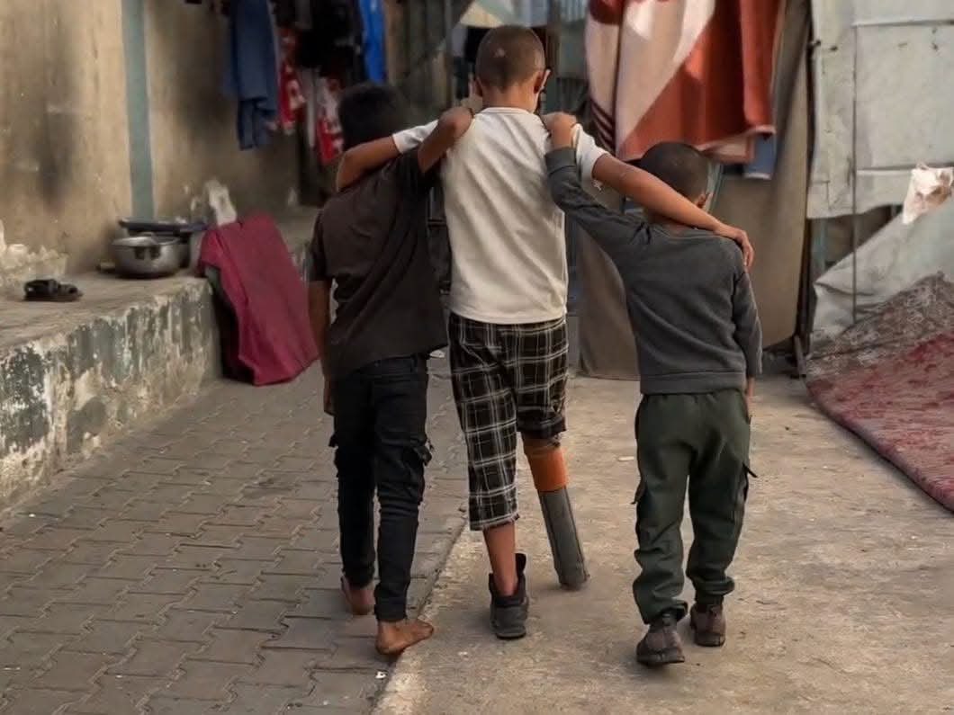 Infancia Que No Se Rinde

Rateb, 10 años, camina con una pierna improvisada mientras dos amigos lo sostienen. Entre ruinas y guerra, su amistad es la fuerza que lo mantiene en pie.