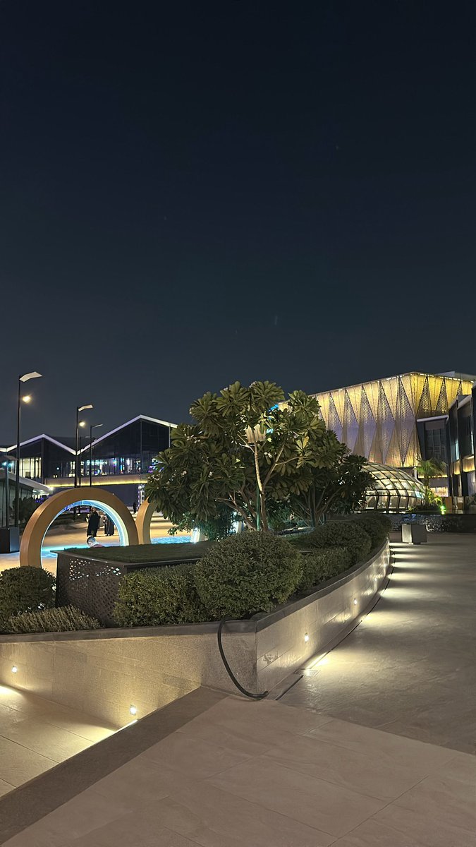 ماتمنعني حدود المسافة عن التعبير
أنا توّي مسولف معك ، وأنت ماتدري