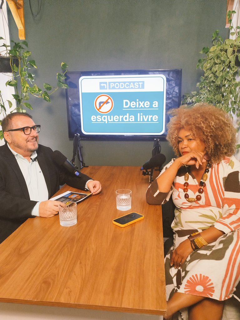 Batendo um papo com o meu amigo e parceiro de luta <a href="/ToninhoVespoli/">Toninho Vespoli</a> para o podcast Deixe a Esquerda Livre. Fiquem ligados!