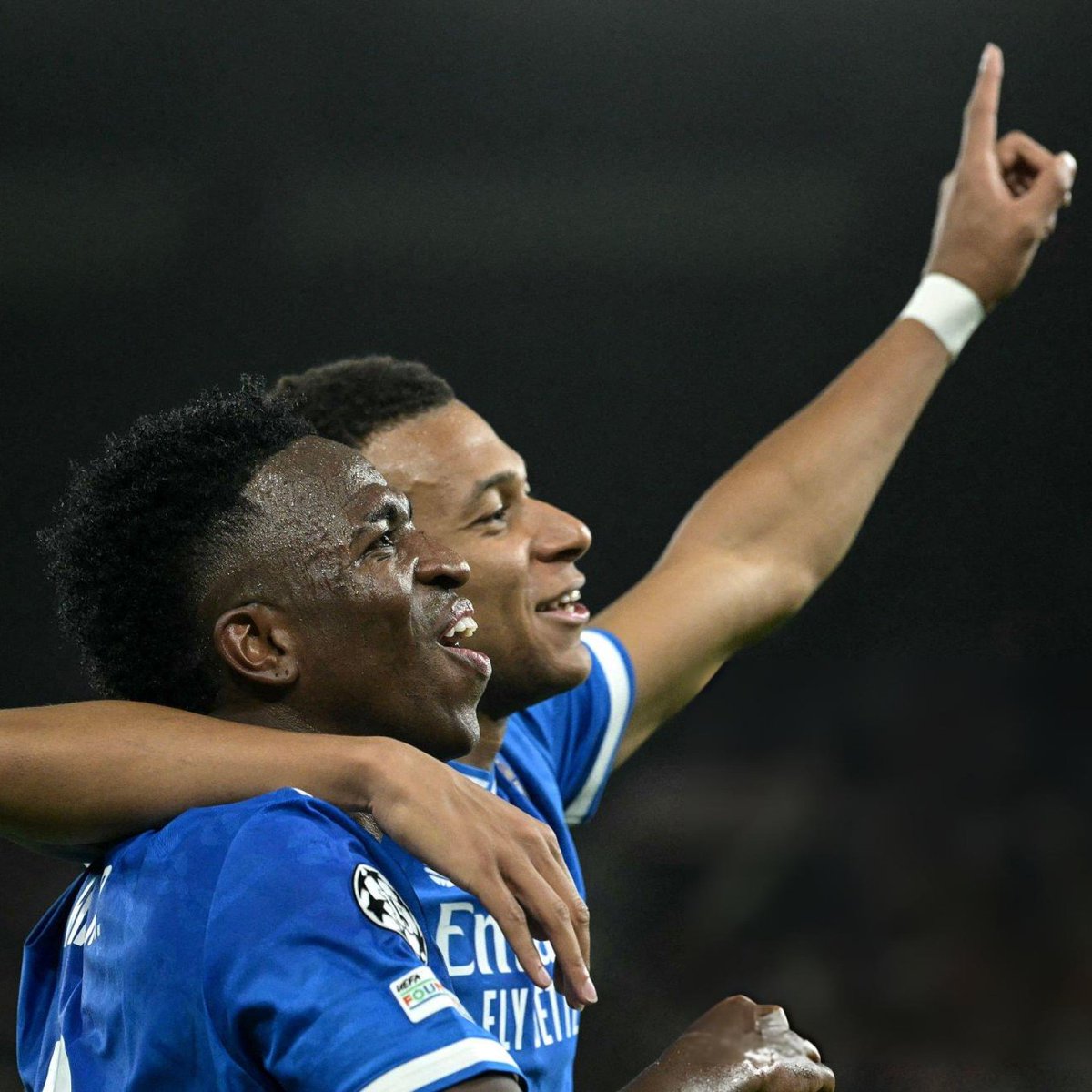 theMadridZone's tweet photo. 🚨 Kylian Mbappé: "For a RB, it's a NIGHTMARE to play against Vini for 90 minutes.

He's incredible, he was amazing tonight, and we're lucky to have him." https://t.co/74bxurvDnk