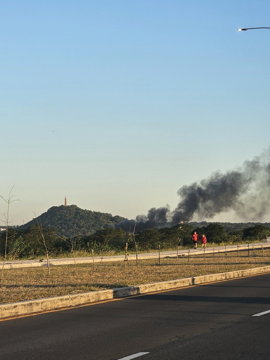 MigueGaspar's tweet photo. ¿Qué pasa con la Costanera Sur, @AsuncionMuni y @luisbello_asu? Uno de los pocos lugares lindos, con algunos juegos para niños, siempre poluido con humo, cubiertas o cables quemados, irrespirable. Encima tomada por usurpadores que dicen ser de la constructora y te cobran el baño https://t.co/ohfifC1hha